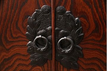 中古　岩谷堂箪笥　菊幸作　くっきりした木目が印象的な収納棚(茶箪笥、サイドキャビネット、飾り棚)(定価約40万円)(R-050989)
