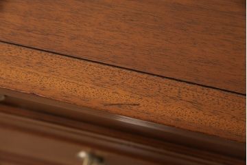 中古　美品　DREXEL HERITAGE(ドレクセルヘリテイジ)　Triune(トライユン)　気品あふれる佇まいが魅力のマホガニー材製サイドボード(チェスト、引き出し)(定価約70万円)(R-050995)