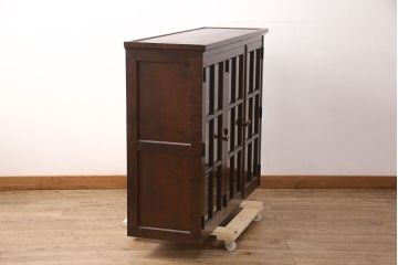 中古　北海道民芸家具　脚または台輪を付けてリメイク!品のある佇まいのキャビネット(食器棚、飾り棚、収納棚)(R-050996)