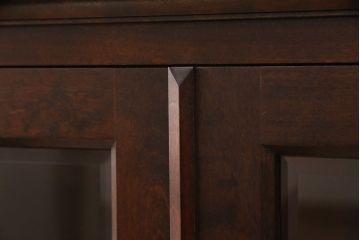 中古　北海道民芸家具　脚または台輪を付けてリメイク!品のある佇まいのキャビネット(食器棚、飾り棚、収納棚)(R-050996)