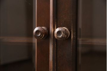 中古　北海道民芸家具　脚または台輪を付けてリメイク!品のある佇まいのキャビネット(食器棚、飾り棚、収納棚)(R-050996)