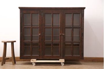 中古　北海道民芸家具　脚または台輪を付けてリメイク!品のある佇まいのキャビネット(食器棚、飾り棚、収納棚)(R-050996)
