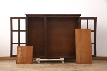 中古　北海道民芸家具　脚または台輪を付けてリメイク!品のある佇まいのキャビネット(食器棚、飾り棚、収納棚)(R-050996)