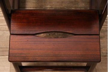 中古　美品　岩谷堂箪笥　漆塗り　特注品!巾着金具がアクセントのケヤキ材製踏み台(ステップ、花台、飾り台)(R-051000)