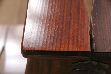 中古　美品　岩谷堂箪笥　漆塗り　特注品!巾着金具がアクセントのケヤキ材製踏み台(ステップ、花台、飾り台)(R-051000)