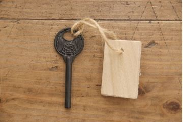 中古　岩谷堂箪笥　台輪付きリメイク　和の趣あふれる衣装盆付きサイドボード(引き出し、着物箪笥、衣装タンス、サイドチェスト、収納棚)(R-051001)
