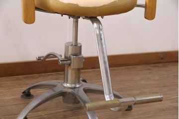 ジャンク品　ナラ材　背もたれなどの凝ったつくりがお洒落なカットチェア3脚セット(スタイリングチェア、バーバーチェア、回転イス)(R-051008)