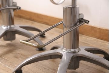 ジャンク品　ナラ材　背もたれなどの凝ったつくりがお洒落なカットチェア3脚セット(スタイリングチェア、バーバーチェア、回転イス)(R-051008)