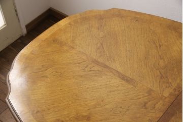 ヴィンテージ家具　DREXEL HERITAGE(ドレクセルヘリテイジ)　Grand Villa(グランドヴィラ)　ウォールナット材　凝った天板のデザインがおしゃれな希少モデルのダイニングテーブル(エクステンションテーブル、パーティーテーブル、4人掛け、6人掛け、ビンテージ)(R-051009)
