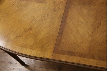 ヴィンテージ家具　DREXEL HERITAGE(ドレクセルヘリテイジ)　Grand Villa(グランドヴィラ)　ウォールナット材　凝った天板のデザインがおしゃれな希少モデルのダイニングテーブル(エクステンションテーブル、パーティーテーブル、4人掛け、6人掛け、ビンテージ)(R-051009)