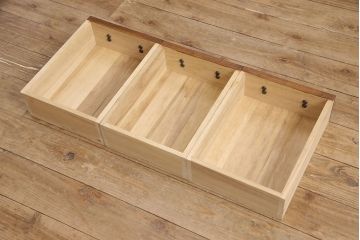 和製ヴィンテージ　志太民芸家具　手打ち金具　懐かしさとモダンな雰囲気を兼ね備えた格子水屋箪笥(茶箪笥、食器棚、和風キャビネット、ビンテージ)(R-051011)