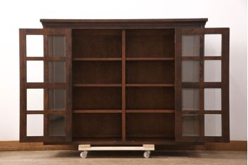 中古　北海道民芸家具　脚(台輪)付きリメイク　落ち着きのある色合いとクラシカルな佇まいが魅力のサイドキャビネット(収納棚、飾り棚、本箱、ブックケース)(R-051020)