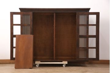 中古　北海道民芸家具　脚(台輪)付きリメイク　落ち着きのある色合いとクラシカルな佇まいが魅力のサイドキャビネット(収納棚、飾り棚、本箱、ブックケース)(R-051020)