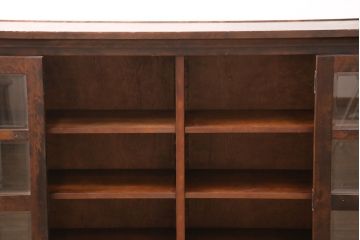 中古　北海道民芸家具　脚(台輪)付きリメイク　落ち着きのある色合いとクラシカルな佇まいが魅力のサイドキャビネット(収納棚、飾り棚、本箱、ブックケース)(R-051020)
