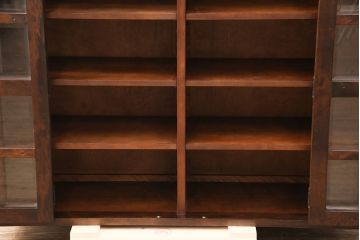 中古　北海道民芸家具　脚(台輪)付きリメイク　落ち着きのある色合いとクラシカルな佇まいが魅力のサイドキャビネット(収納棚、飾り棚、本箱、ブックケース)(R-051020)