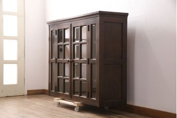 中古　北海道民芸家具　脚(台輪)付きリメイク　落ち着きのある色合いとクラシカルな佇まいが魅力のサイドキャビネット(収納棚、飾り棚、本箱、ブックケース)(R-051020)