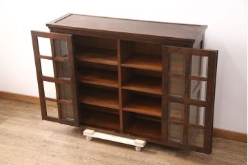 中古　北海道民芸家具　脚(台輪)付きリメイク　落ち着きのある色合いとクラシカルな佇まいが魅力のサイドキャビネット(収納棚、飾り棚、本箱、ブックケース)(R-051020)