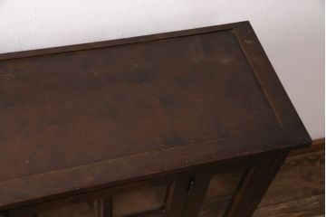 中古　北海道民芸家具　脚(台輪)付きリメイク　落ち着きのある色合いとクラシカルな佇まいが魅力のサイドキャビネット(収納棚、飾り棚、本箱、ブックケース)(R-051020)