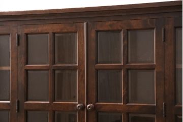 中古　北海道民芸家具　脚(台輪)付きリメイク　落ち着きのある色合いとクラシカルな佇まいが魅力のサイドキャビネット(収納棚、飾り棚、本箱、ブックケース)(R-051020)