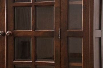 中古　北海道民芸家具　脚(台輪)付きリメイク　落ち着きのある色合いとクラシカルな佇まいが魅力のサイドキャビネット(収納棚、飾り棚、本箱、ブックケース)(R-051020)