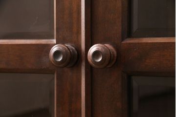 中古　北海道民芸家具　脚(台輪)付きリメイク　落ち着きのある色合いとクラシカルな佇まいが魅力のサイドキャビネット(収納棚、飾り棚、本箱、ブックケース)(R-051020)