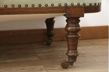 イギリスアンティーク　オーク材　優雅な雰囲気づくりにおすすめ!クラシカルなシェーズロング(カウチソファ、長椅子)(R-051028)