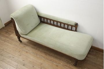イギリスアンティーク　オーク材　優雅な雰囲気づくりにおすすめ!クラシカルなシェーズロング(カウチソファ、長椅子)(R-051028)