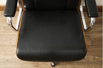 和製ヴィンテージ　コクヨ　ローズウッド材　希少モデル!かっこ良さと温かい雰囲気を兼ね備えたラウンジチェア(1人掛けソファ、アームチェア、デスクチェア、オフィスチェア、回転チェア、ビンテージ)(R-051036)