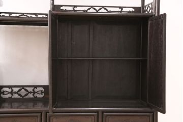 和製アンティーク　時代物　本シタン(紫檀)材　希少品!繊細な彫り装飾が見事な大型の飾り棚(茶棚、収納棚、戸棚)(R-051037)