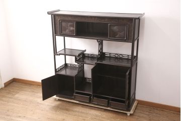 和製アンティーク　時代物　本シタン(紫檀)材　希少品!繊細な彫り装飾が見事な大型の飾り棚(茶棚、収納棚、戸棚)(R-051037)