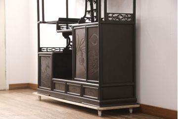 和製アンティーク　時代物　本シタン(紫檀)材　希少品!繊細な彫り装飾が見事な大型の飾り棚(茶棚、収納棚、戸棚)(R-051037)