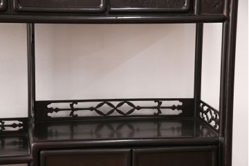 和製アンティーク　時代物　本シタン(紫檀)材　希少品!繊細な彫り装飾が見事な大型の飾り棚(茶棚、収納棚、戸棚)(R-051037)