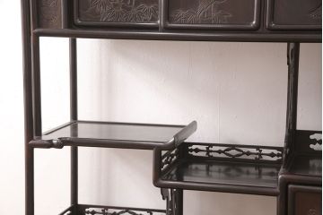 和製アンティーク　時代物　本シタン(紫檀)材　希少品!繊細な彫り装飾が見事な大型の飾り棚(茶棚、収納棚、戸棚)(R-051037)