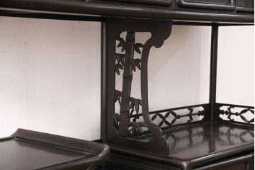 和製アンティーク　時代物　本シタン(紫檀)材　希少品!繊細な彫り装飾が見事な大型の飾り棚(茶棚、収納棚、戸棚)(R-051037)