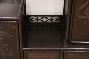 和製アンティーク　時代物　本シタン(紫檀)材　希少品!繊細な彫り装飾が見事な大型の飾り棚(茶棚、収納棚、戸棚)(R-051037)