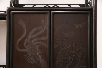 和製アンティーク　時代物　本シタン(紫檀)材　希少品!繊細な彫り装飾が見事な大型の飾り棚(茶棚、収納棚、戸棚)(R-051037)