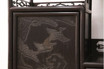 和製アンティーク　時代物　本シタン(紫檀)材　希少品!繊細な彫り装飾が見事な大型の飾り棚(茶棚、収納棚、戸棚)(R-051037)