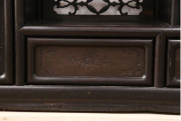 和製アンティーク　時代物　本シタン(紫檀)材　希少品!繊細な彫り装飾が見事な大型の飾り棚(茶棚、収納棚、戸棚)(R-051037)