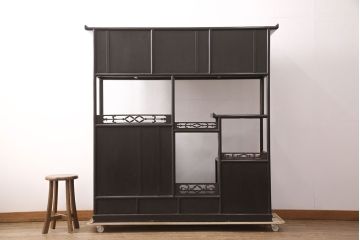和製アンティーク　時代物　本シタン(紫檀)材　希少品!繊細な彫り装飾が見事な大型の飾り棚(茶棚、収納棚、戸棚)(R-051037)