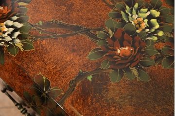 ヴィンテージ家具　繊細な絵柄が目を引くシノワズリ様式のサイドボード(リビングボード、引き出し、収納棚、ビンテージ)(R-051038)