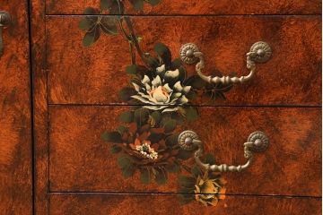 ヴィンテージ家具　繊細な絵柄が目を引くシノワズリ様式のサイドボード(リビングボード、引き出し、収納棚、ビンテージ)(R-051038)
