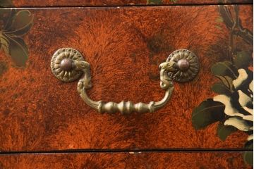 ヴィンテージ家具　繊細な絵柄が目を引くシノワズリ様式のサイドボード(リビングボード、引き出し、収納棚、ビンテージ)(R-051038)
