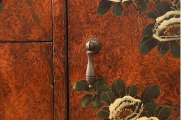 ヴィンテージ家具　繊細な絵柄が目を引くシノワズリ様式のサイドボード(リビングボード、引き出し、収納棚、ビンテージ)(R-051038)