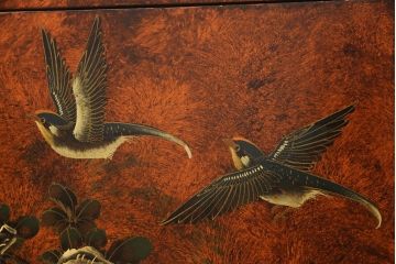 ヴィンテージ家具　繊細な絵柄が目を引くシノワズリ様式のサイドボード(リビングボード、引き出し、収納棚、ビンテージ)(R-051038)