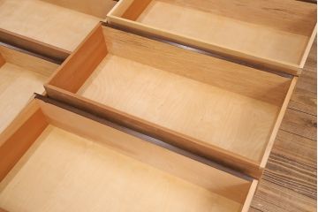 中古　美品　松本民芸家具　シックな佇まいが落ち着いた空間を演出するシンプルなA型整理箪笥(引き出し、チェスト)(R-051039)