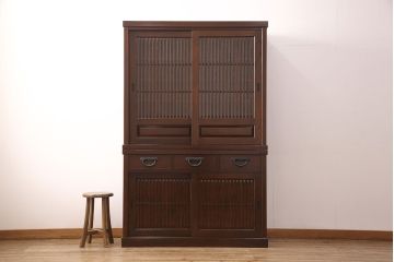 中古　美品　国産　ケヤキ材　縦桟が上品な和の趣を演出する水屋箪笥(食器棚、和風キャビネット、収納棚)(定価約60万円)(R-051040)