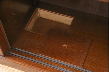 中古　美品　国産　ケヤキ材　縦桟が上品な和の趣を演出する水屋箪笥(食器棚、和風キャビネット、収納棚)(定価約60万円)(R-051040)