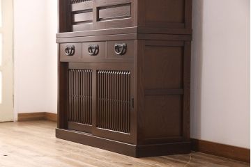 中古　美品　国産　ケヤキ材　縦桟が上品な和の趣を演出する水屋箪笥(食器棚、和風キャビネット、収納棚)(定価約60万円)(R-051040)