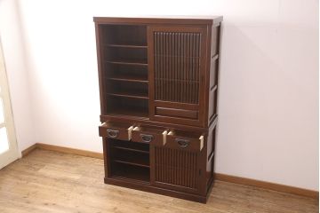 中古　美品　国産　ケヤキ材　縦桟が上品な和の趣を演出する水屋箪笥(食器棚、和風キャビネット、収納棚)(定価約60万円)(R-051040)