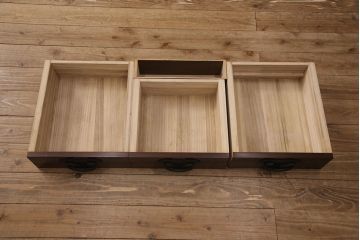中古　美品　国産　ケヤキ材　縦桟が上品な和の趣を演出する水屋箪笥(食器棚、和風キャビネット、収納棚)(定価約60万円)(R-051040)